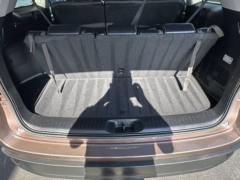 Used 2018 Toyota Highlander Plus w/ Carpet Mat Package (TMS) FWD image 24