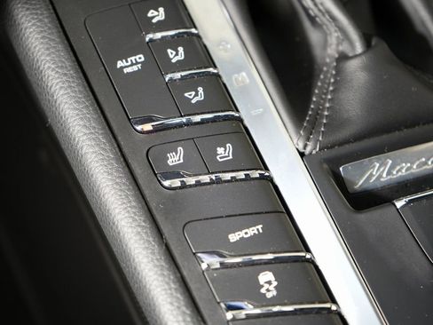 Certified 2018 Porsche Macan image 14