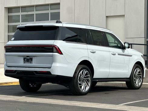 New 2026 Lincoln Navigator Premiere AWD/4WD image 3