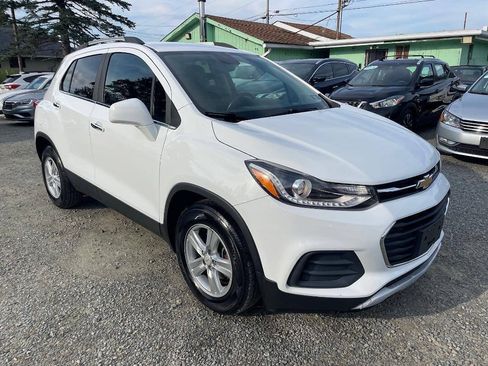 Used 2017 Chevrolet Trax LT w/ LT Convenience Package FWD image 4