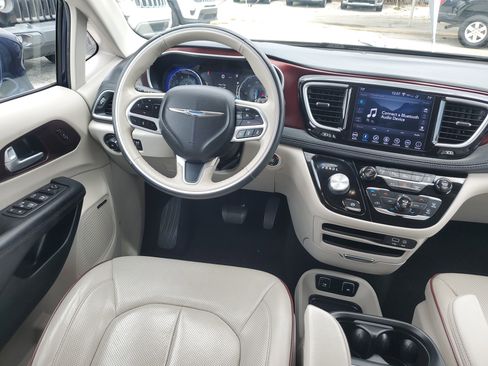 Used 2019 Chrysler Pacifica Limited w/ Tire & Wheel Group FWD image 12