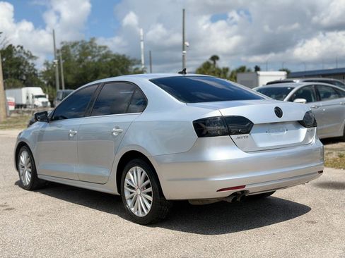 Used 2011 Volkswagen Jetta SEL FWD image 3