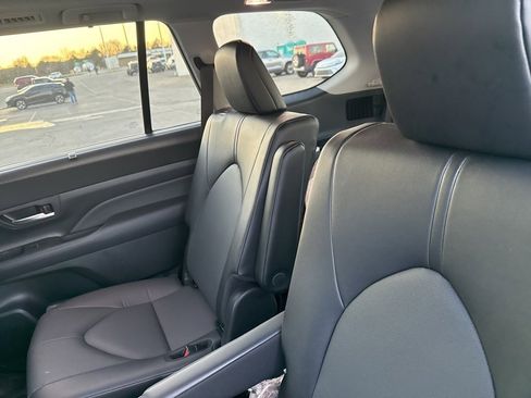 Used 2025 Toyota Grand Highlander AWD image 11