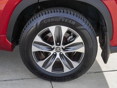 Certified 2022 Toyota Highlander XLE image 13