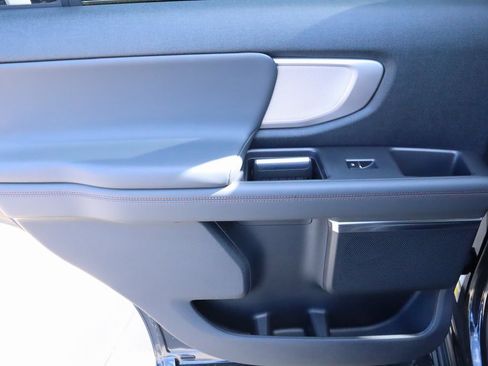 New 2025 Ford Expedition Active image 19