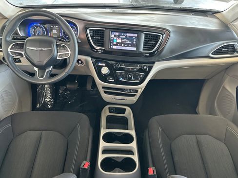 Used 2023 Chrysler Voyager LX image 10