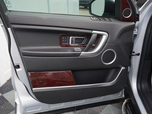 Used 2017 Land Rover Discovery Sport HSE Luxury image 16