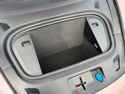 Used 2025 Porsche Taycan image 32