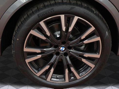 Used 2025 BMW X7 xDrive40i w/ Premium Package image 12