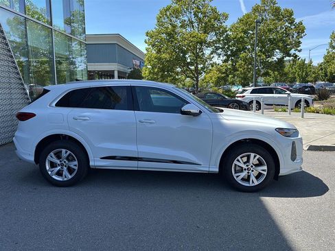 Used 2025 Audi Q5 Premium w/ Convenience Package AWD/4WD image 5