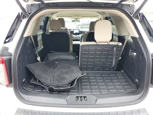 Used 2023 Ford Explorer XLT w/ Equipment Group 202A AWD/4WD image 8