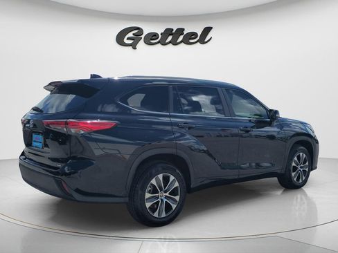 Used 2023 Toyota Highlander XLE FWD image 5