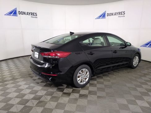 Used 2017 Hyundai Elantra SE image 6