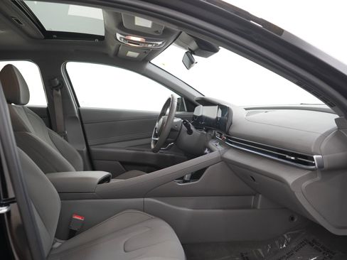 Used 2025 Hyundai Elantra SEL FWD image 11