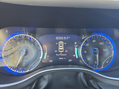 Used 2024 Chrysler Pacifica Touring-L image 18