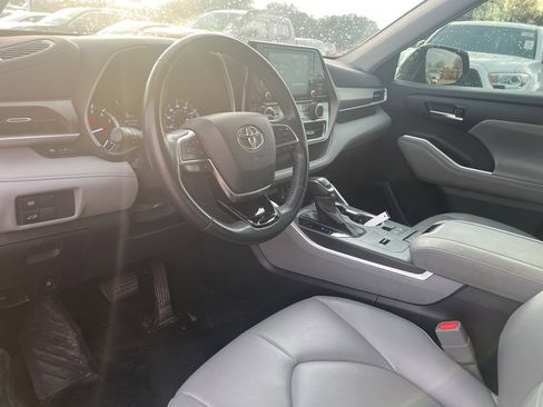 Used 2021 Toyota Highlander XLE image 9