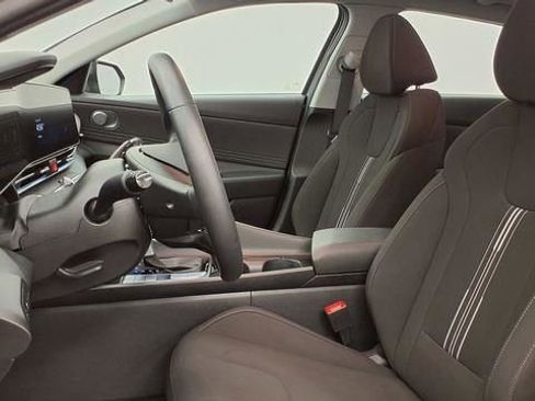 Used 2025 Hyundai Elantra SEL image 17