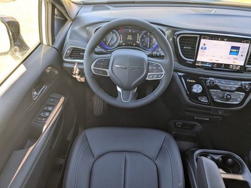 New 2026 Chrysler Pacifica Select FWD image 18