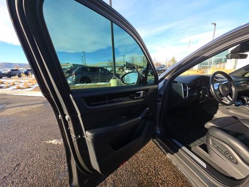 Used 2023 Porsche Cayenne Platinum Edition image 10