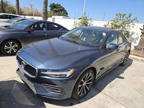 Used 2021 Volvo S60 T5 Momentum FWD image 2
