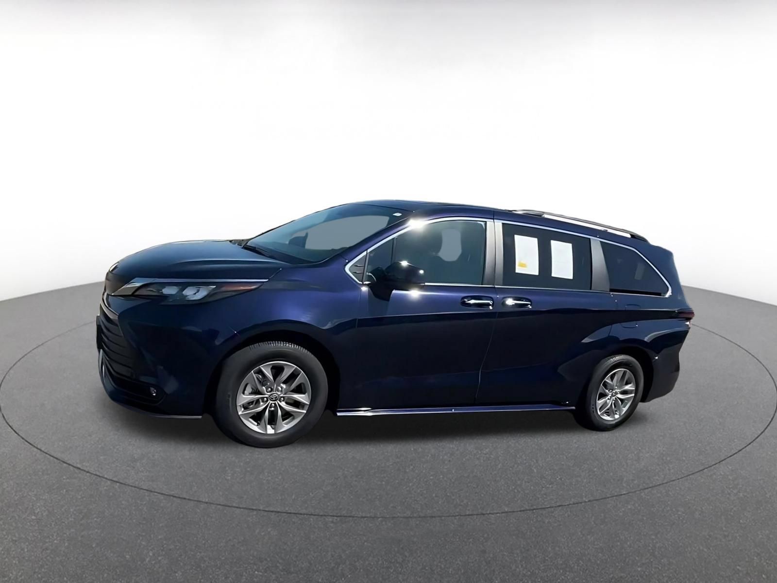 Used 2025 Toyota Sienna XLE FWD image 7