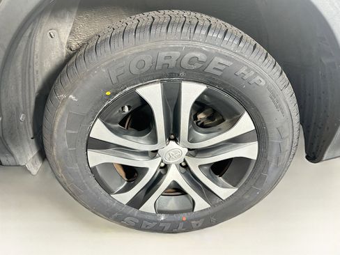 Used 2018 Toyota RAV4 LE FWD image 11
