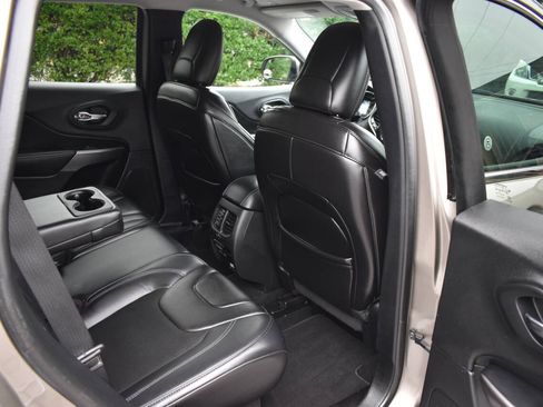 Used 2019 Jeep Cherokee Latitude Plus w/ Comfort/Convenience Group FWD image 11