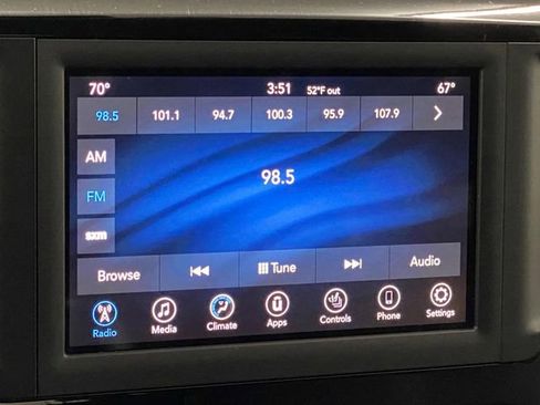 Used 2018 Chrysler Pacifica Touring-L image 18