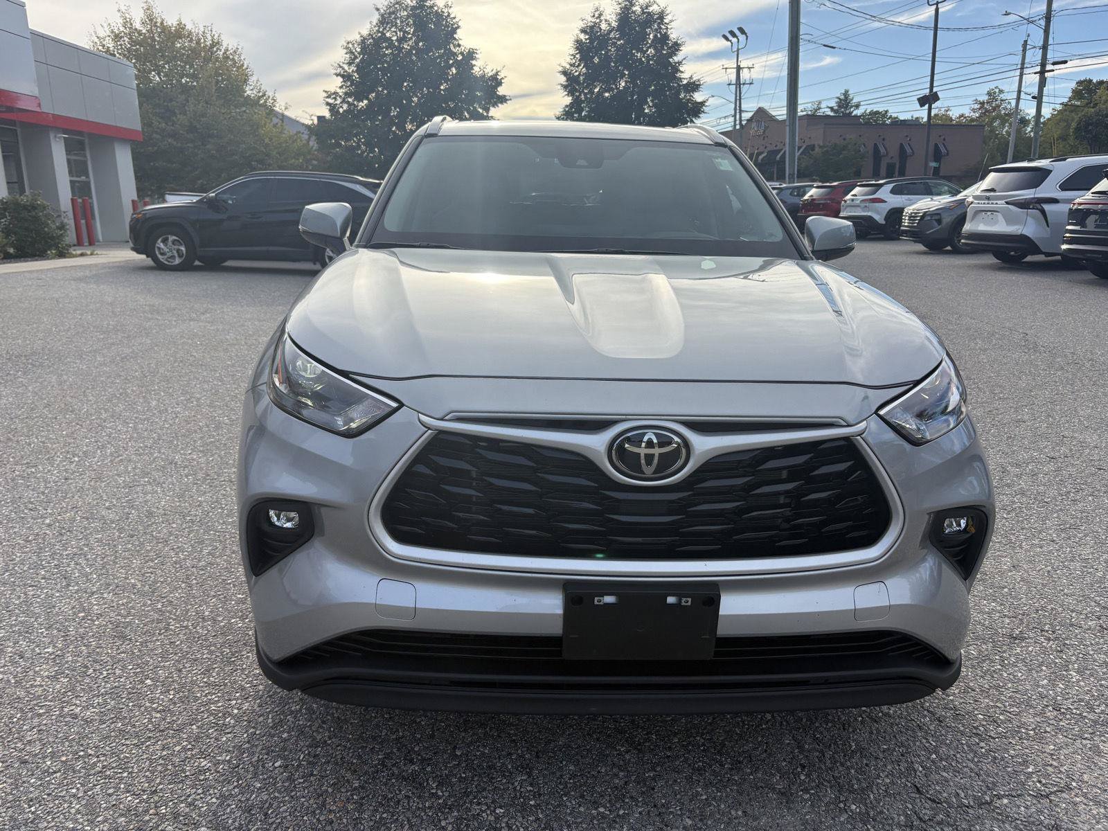 Used 2025 Toyota Highlander XLE AWD/4WD image 2