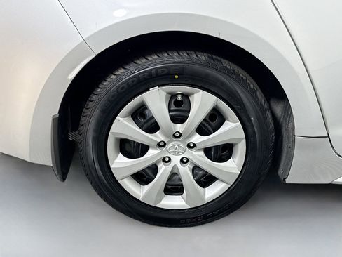 Used 2022 Toyota Corolla LE image 32