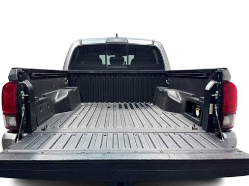 Used 2018 Toyota Tacoma TRD Sport image 31