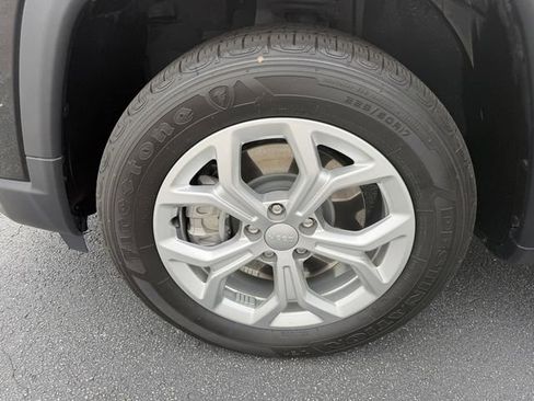 Used 2024 Jeep Compass Latitude image 39