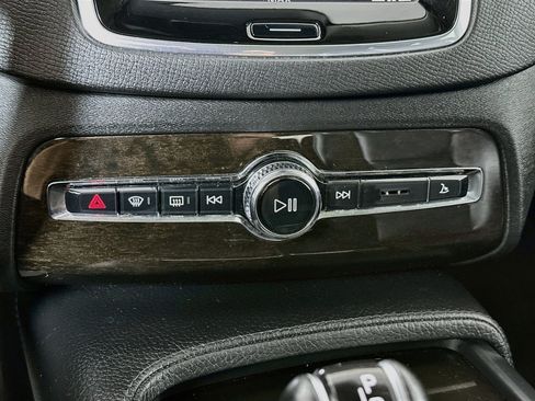 Used 2018 Volvo XC90 T6 Momentum w/ Convenience Package AWD/4WD image 16