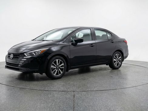 Used 2025 Nissan Versa SV image 3