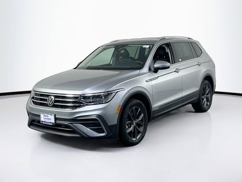Used 2022 Volkswagen Tiguan SE AWD/4WD image 1
