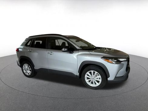 Used 2025 Toyota Corolla Cross LE image 2