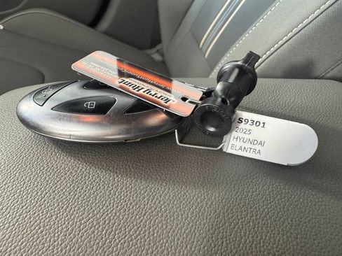 Used 2025 Hyundai Elantra SEL FWD image 3