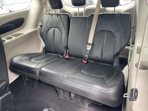 Used 2020 Chrysler Pacifica Touring-L FWD image 21