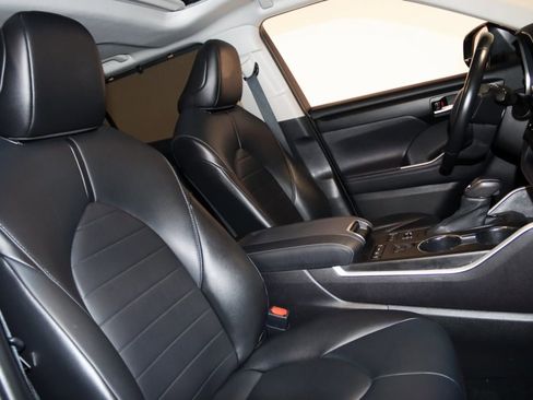 Used 2021 Toyota Highlander XLE image 56