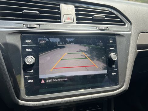 Used 2023 Volkswagen Tiguan SE w/ Panoramic Sunroof Package FWD image 22