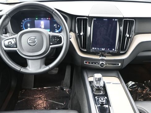 Used 2022 Volvo XC60 B5 Inscription image 15
