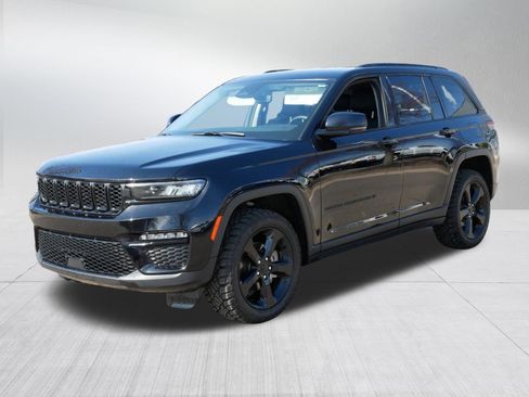 Used 2023 Jeep Grand Cherokee Limited w/ Black Appearance Package image 3