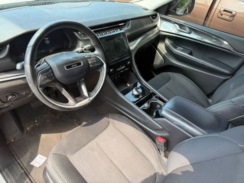 Used 2022 Jeep Grand Cherokee Laredo w/ Luxury Tech Group I AWD/4WD image 7