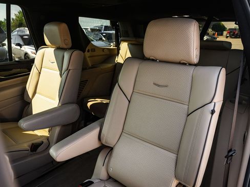 Used 2024 Cadillac Escalade Premium Luxury AWD/4WD image 21