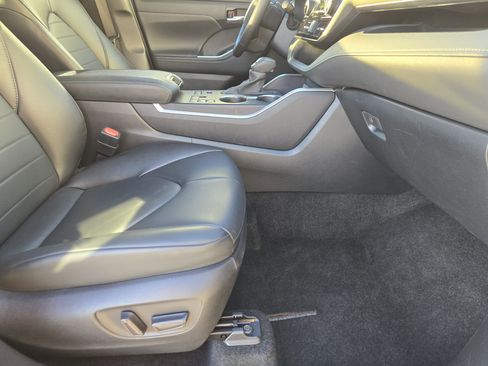 Used 2024 Toyota Highlander XLE image 17