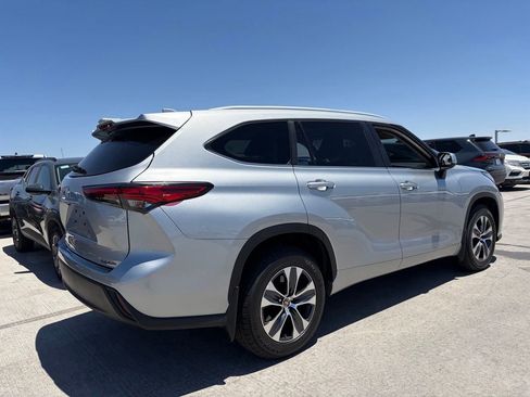 Used 2023 Toyota Highlander XLE AWD/4WD image 2