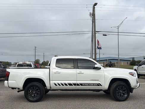Used 2023 Toyota Tacoma SR5 w/ Technology Package image 9