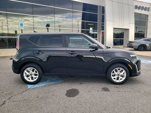 Used 2025 Kia Soul LX w/ LX Technology Package image 2