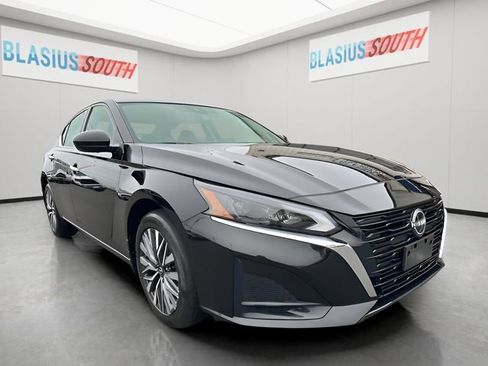 Used 2023 Nissan Altima 2.5 SV image 1