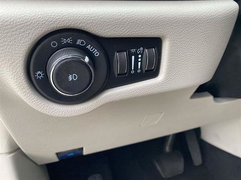 Used 2023 Chrysler Pacifica Touring-L FWD image 52